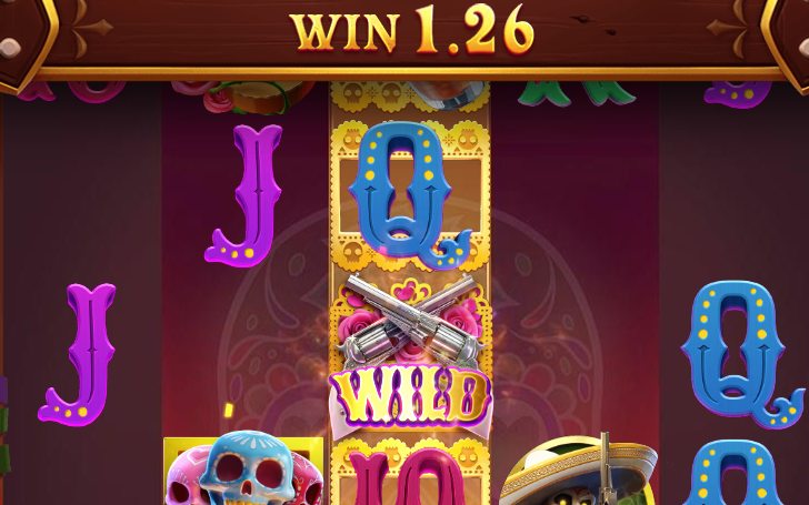 Free Spins : rouleau central entièrement encadré d'or